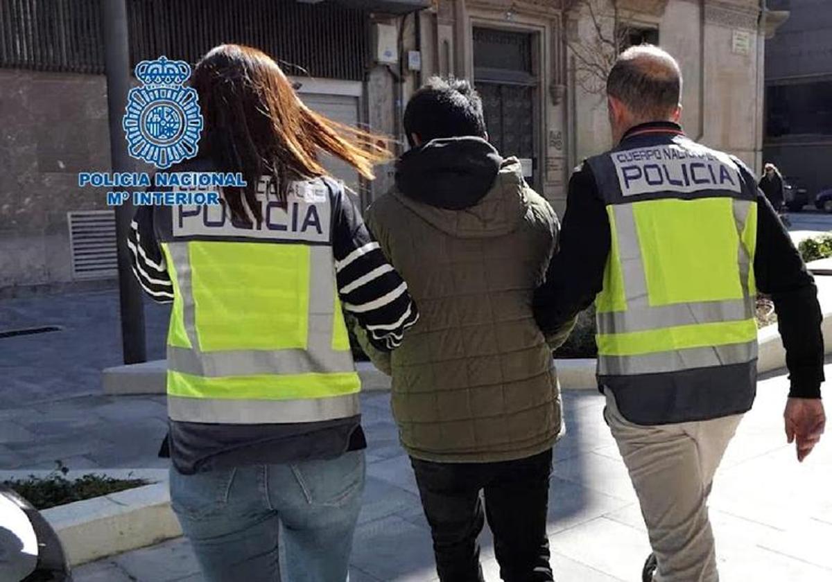 Dos policías llevan detenido al presunto acosador.