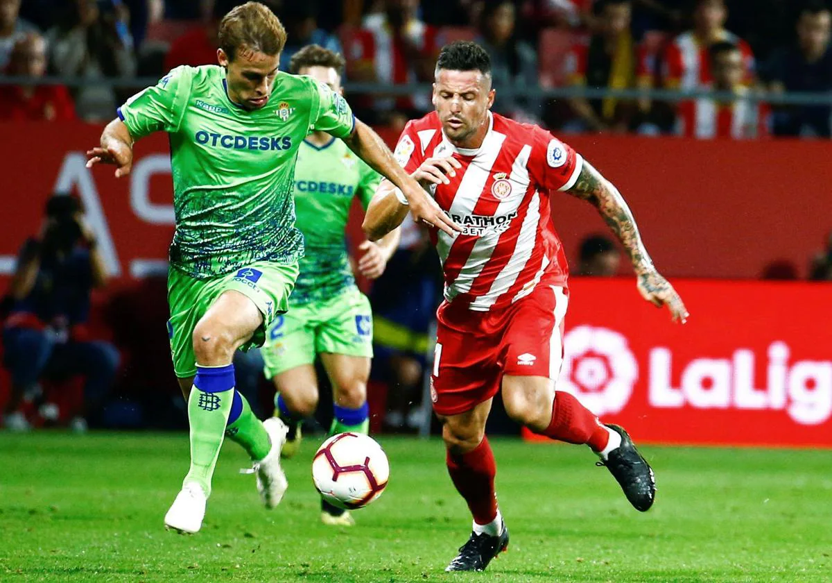 Aday Benítez (d), durante un partido con el Girona en Primera.