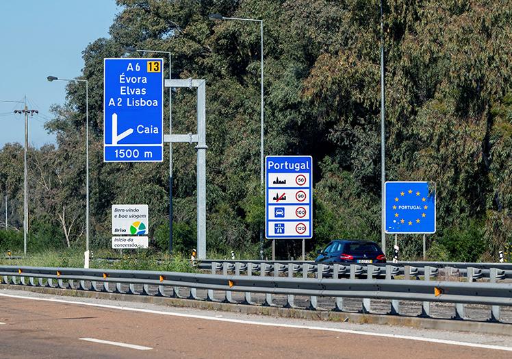 Un coche circula por la autovía desde Badajoz hacia Lisboa.