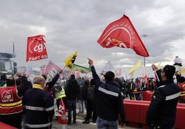 La gente bloquea la autopista A9 hacia España durante una nueva jornada de protestas contra la reforma de pensiones del Gobierno francés