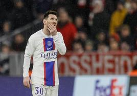 Leo Messi se lamenta tras la eliminación del PSG en octavos de la Champions.