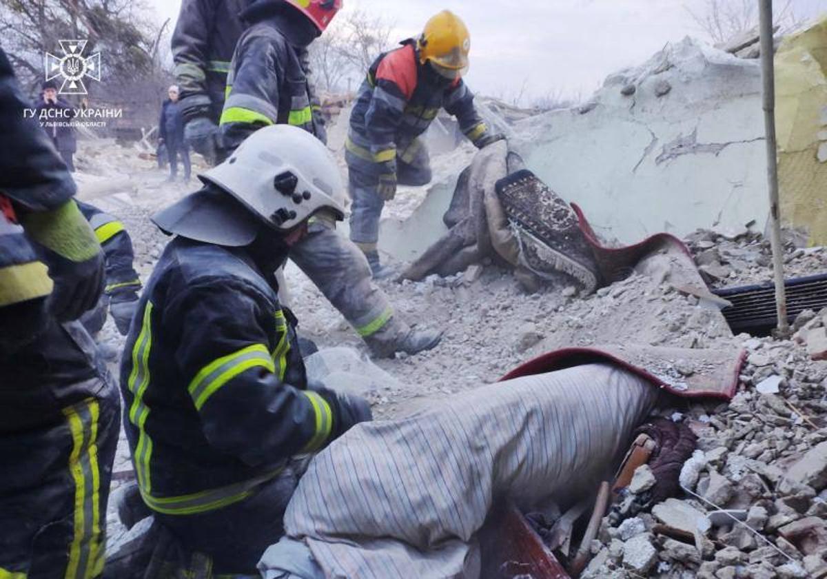 Bomberos trabajan en el desescombros de las víctimas de los ataques.