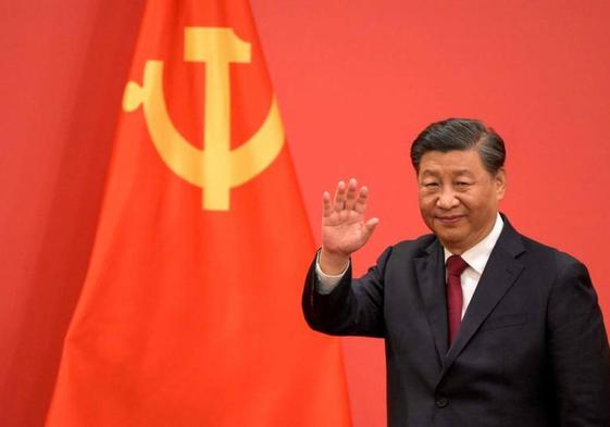 El presidente chino, Xi Jinping, saluda en el Gran Salón del Pueblo en Beijing