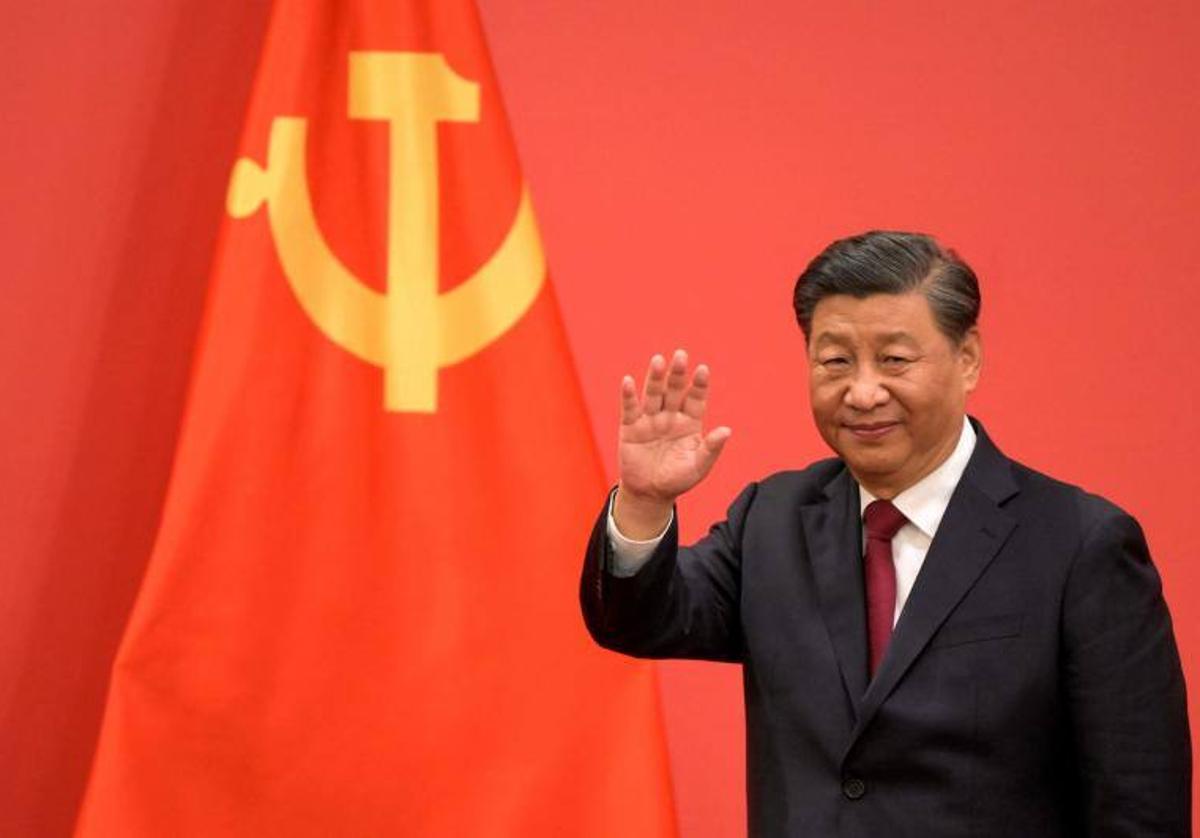 El presidente chino, Xi Jinping, saluda en el Gran Salón del Pueblo en Beijing