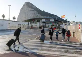 Una familia británica cruza la frontera de España a Gibraltar