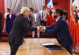 El presidente de Chile, Gabriel Boric, estrecha la mano de Alberto van Klaveren, durante su nombramiento como nuevo canciller.