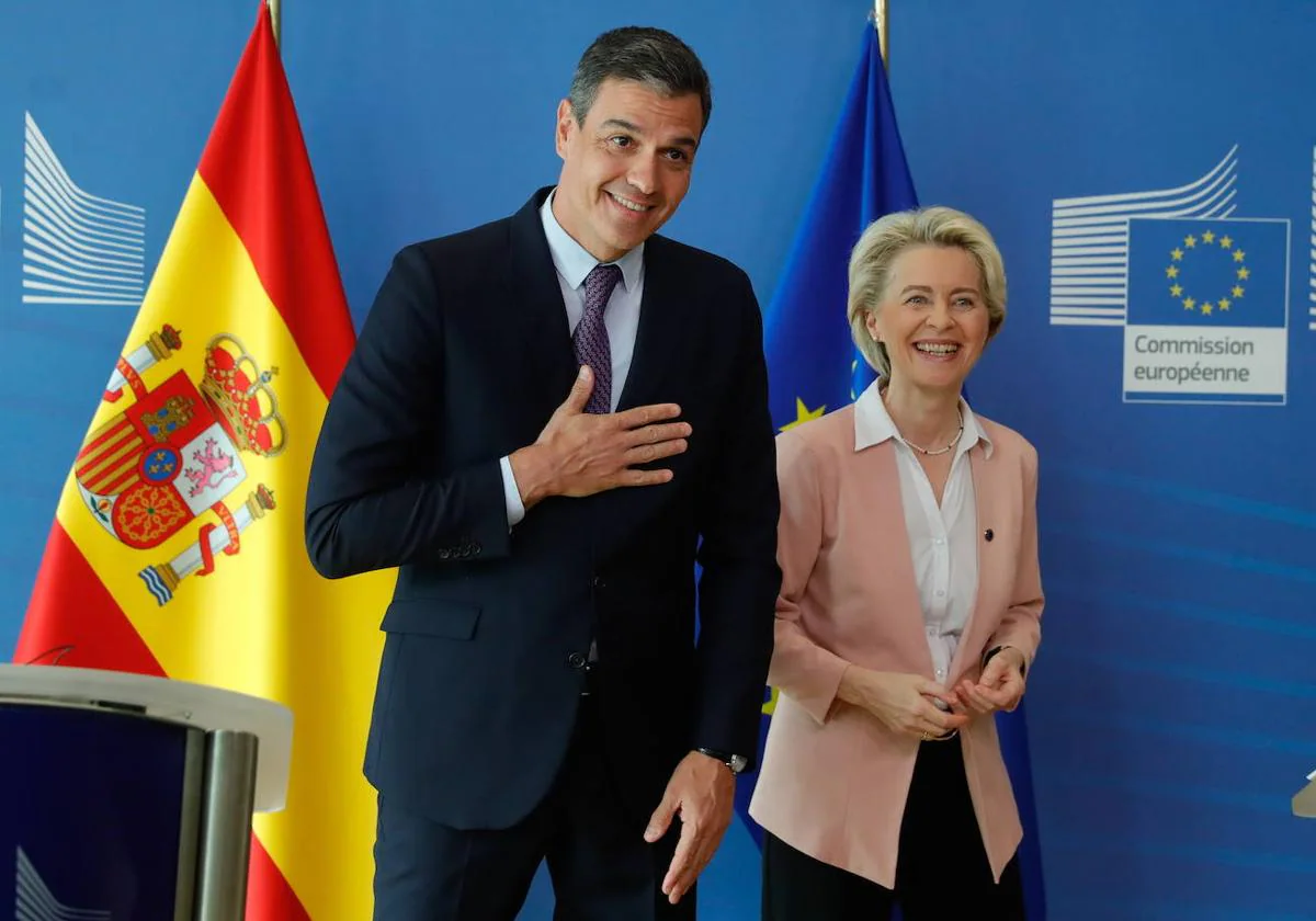 Pedro Sánchez y la presidenta de la Comisión Europea, Ursula von der Leyen, en una comparecencia conjunta en Bruselas.