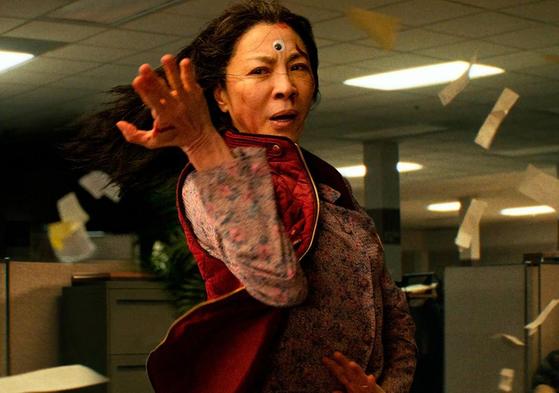 Michelle Yeoh, protagonista de 'Todo a la vez en todas partes', compite contra Cate Blanchett, directora de orquesta en 'Tár', por el Oscar a mejor actriz.