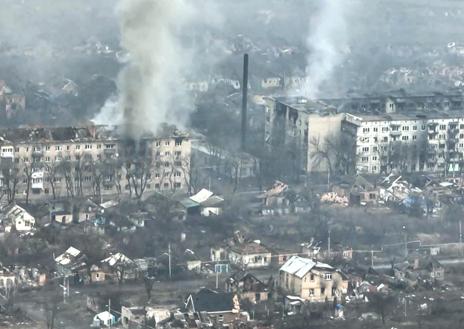 Imagen secundaria 1 - Rusia y Ucrania se inmolan en Bajmut