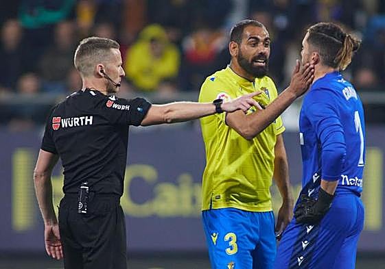 Hernández Hernández señaliza en presencia de Fali y Conan Ledesma.