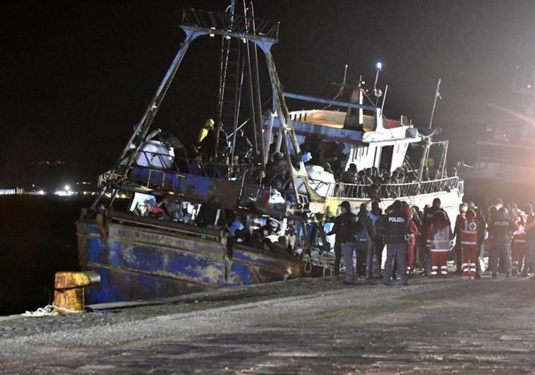 Guardacostas italianos rescatan a 1.300 migrantes en el Mediterráneo