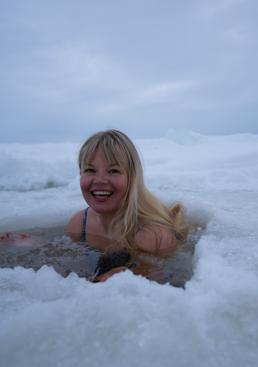 Imagen - Elina posa feliz tras más de 25 años sumergiéndose en hielo.