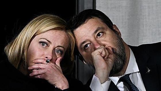 Meloni se fue de karaoke con Salvini y Berlusconi tras ignorar a víctimas del naufragio en Calabria