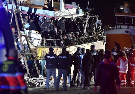 Un bote con 500 migrantes a bordo atraca el sábado en el puerto de Crotone tras ser rescatados por la Guardia Costera en Calabria.