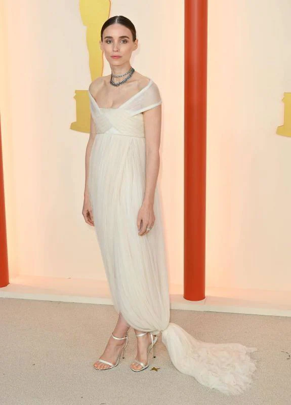 Un delicado vestido de Alexander McQueen para Rooney Mara. 