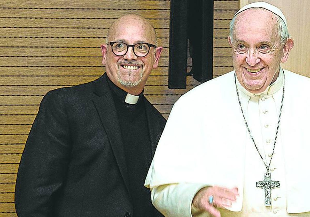 José Luis Narvaja posa con el Papa, su tío, tras una conferencia en Roma.