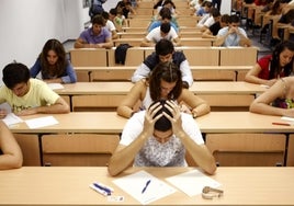 Alumnos sevillanos realizan un examen de selectividad.