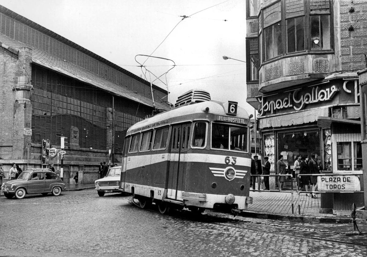 Tranvía junto al Mercado de Alicante.