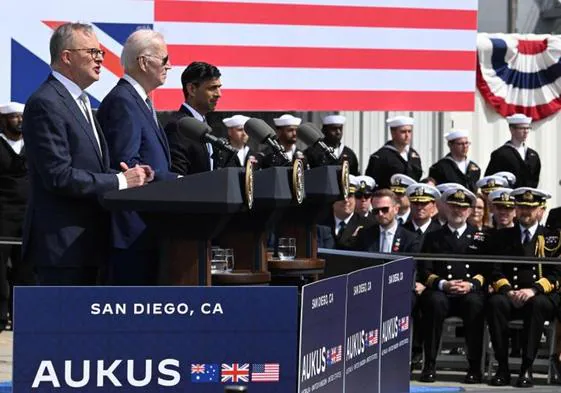 El presidente de EE UU, Joe Biden, el primer ministro australiano, Anthony Albanese, y su homólogo británico, Rishi Sunak, al anunciar el pacto.