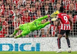 Ter Stegen realiza una parada en el prtido ante el Athletic.