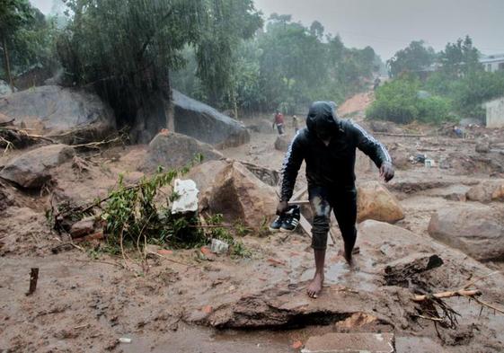 Un hombre se abre paso entre viviendas destrozadas en la localidad de Blantyre, Malawi, por el ciclón 'Freddy'.