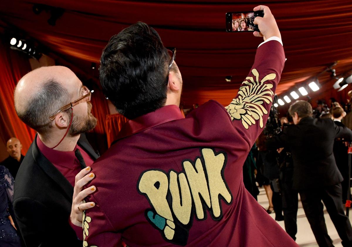 Daniel Kwan y Daniel Scheinert se hacen un selfie en la alfombra roja.