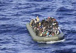 Bote neumático con migrantes a bordo en el Mediterráneo