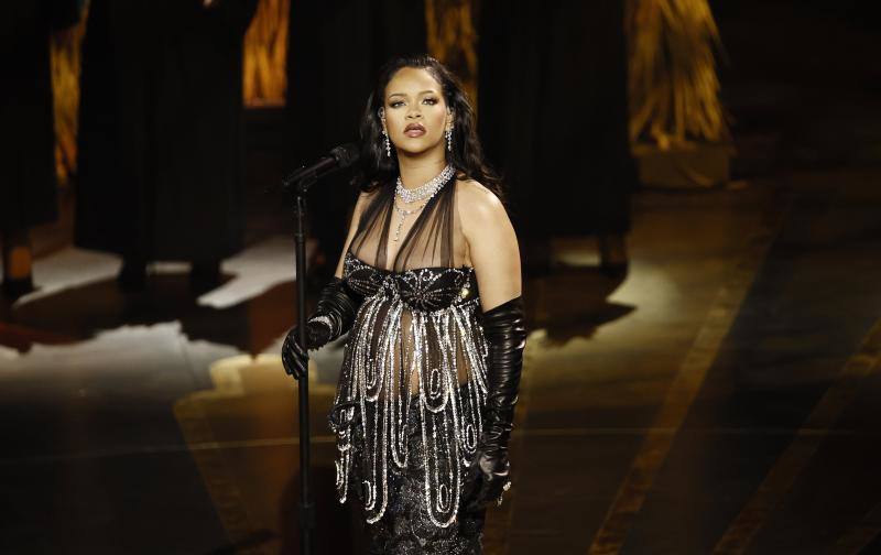 Rihanna durante un momento de la actuación. 