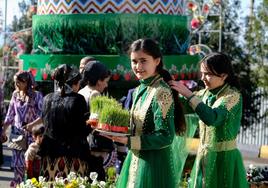 Dos jóvenes tayikas lucen trajes típicos durante la celebración del primer día de la primavera.