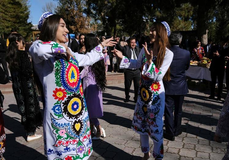 El vestuario tradicional de Tayikistán destaca por cubrir casi todo el cuerpo femenino y lucir colores llamativos.