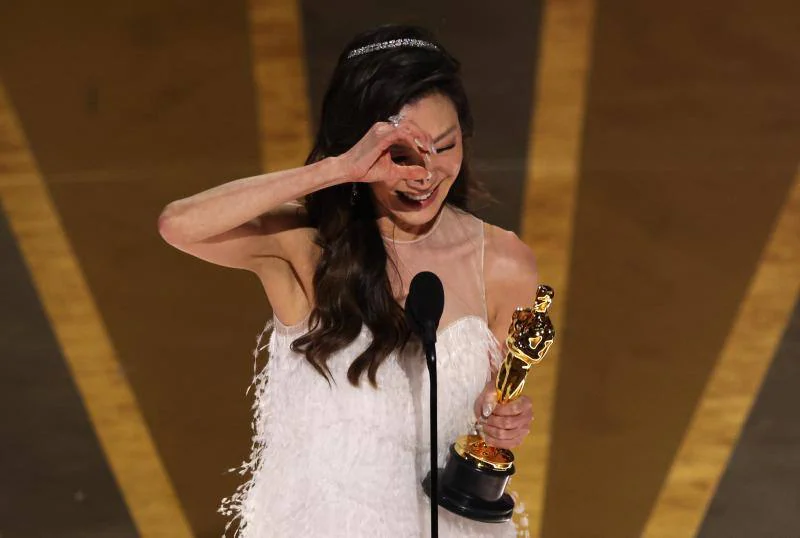 Michelle Yeoh, con el premio a la mejor actriz. 