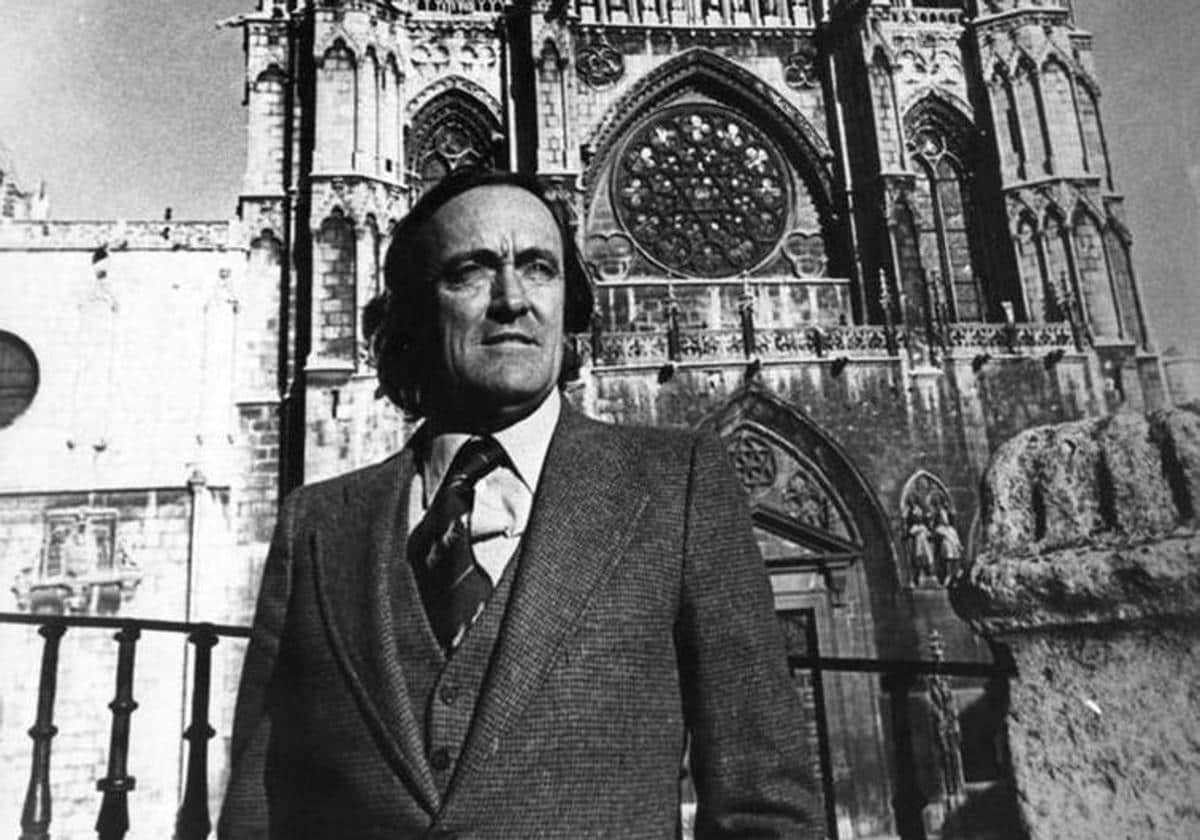 Félix Rodríguez de la Fuente posa ante la Catedral de Burgos, provincia donde nació