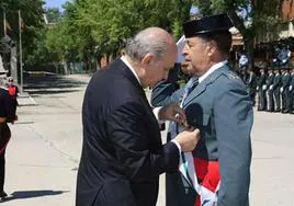 El exministro Fernández Díaz condecora al teniente general Vázquez Jarava, principal imputado en el 'caso cuarteles' en el año 2014.