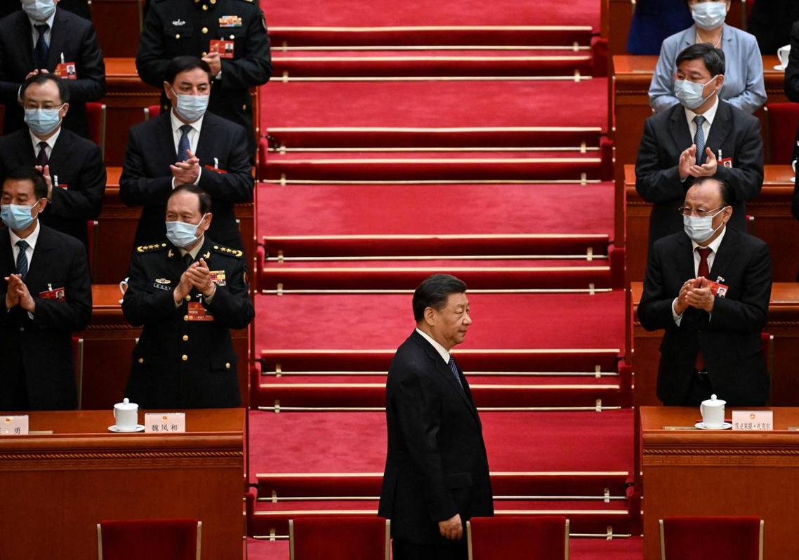 Imagen - Xi Jinping, en el centro, es aplaudido cuando llega a la quinta sesión plenaria de la Asamblea Popular Nacional (APN.