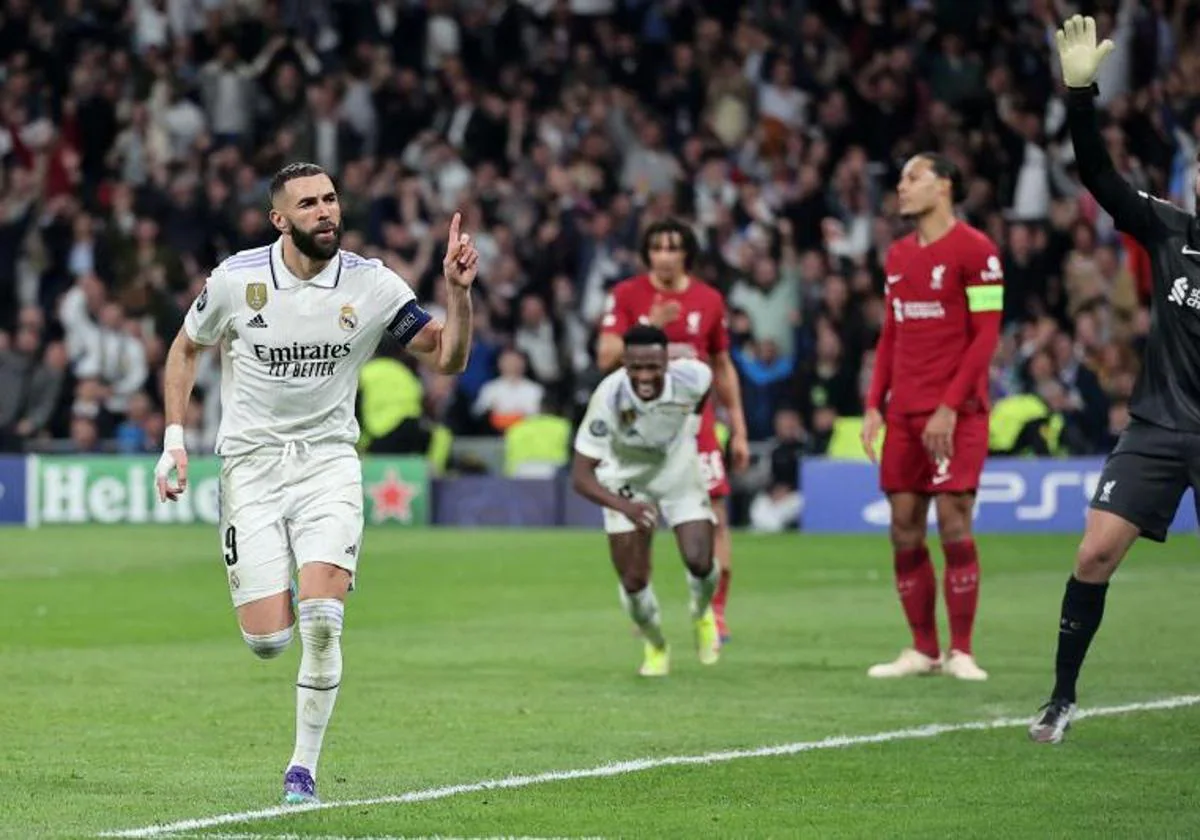 Karim Benzema celebra el gol que le marcó al Liverpool en el Bernabéu.