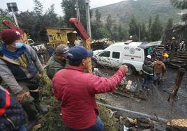 Un grupo de personas observa el operativo de rescate en las inmediaciones de la mina de Colombia donde se produjo la explosión.