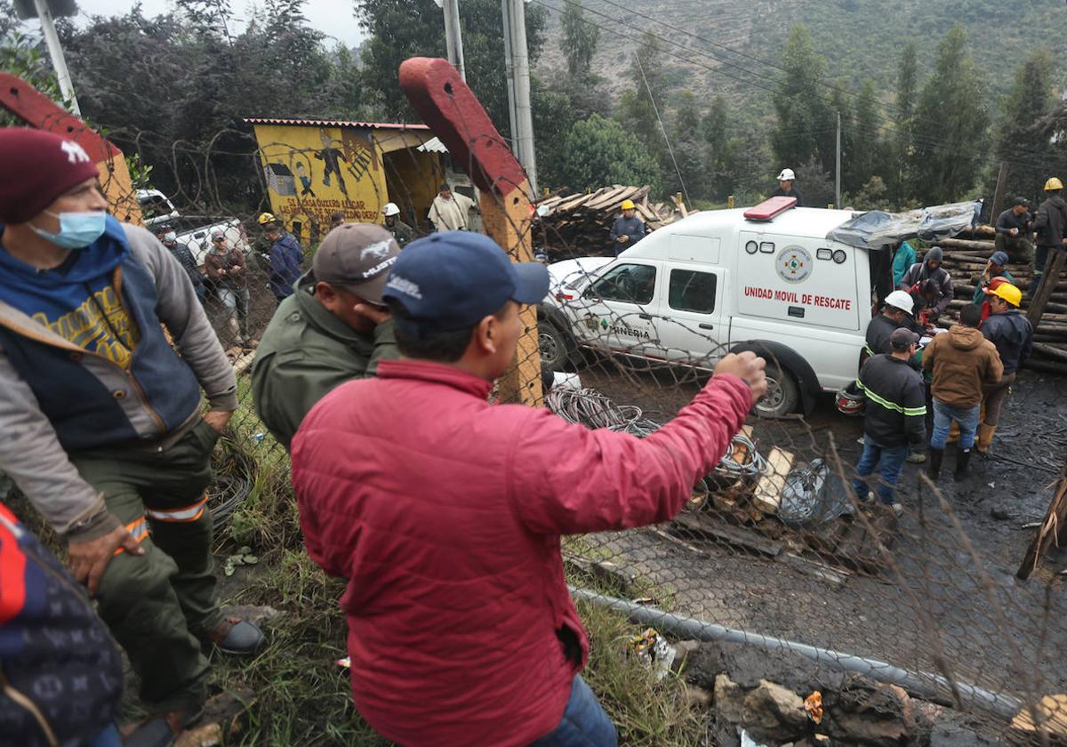 Un grupo de personas observa el operativo de rescate en las inmediaciones de la mina de Colombia donde se produjo la explosión.