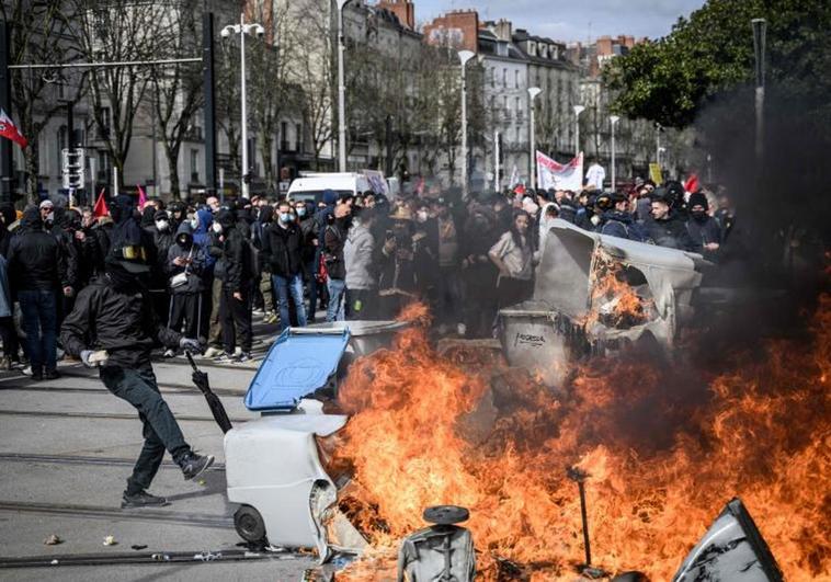 La huelga de basuras en París enfrenta a la alcaldesa con el Gobierno francés