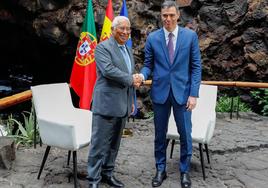 Pedro Sánchez estrecha la mano al primer ministro de Portugal, António Costa.