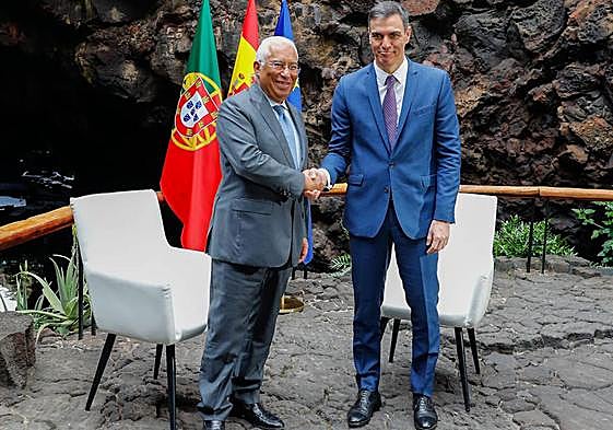 Pedro Sánchez estrecha la mano al primer ministro de Portugal, António Costa.