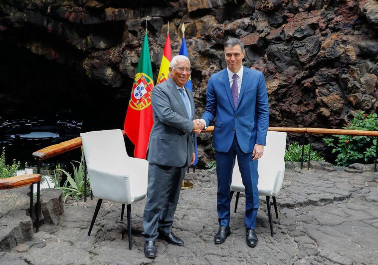 Pedro Sánchez estrecha la mano al primer ministro de Portugal, António Costa.