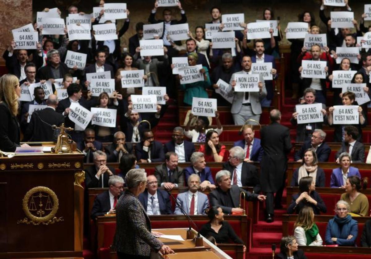 Borne mira hacia los escaños de la oposición, que la han recibido con carteles contra la reforma