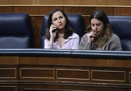 Las ministras Ione Belarra e Irene Montero, este jueves en sus escaños.