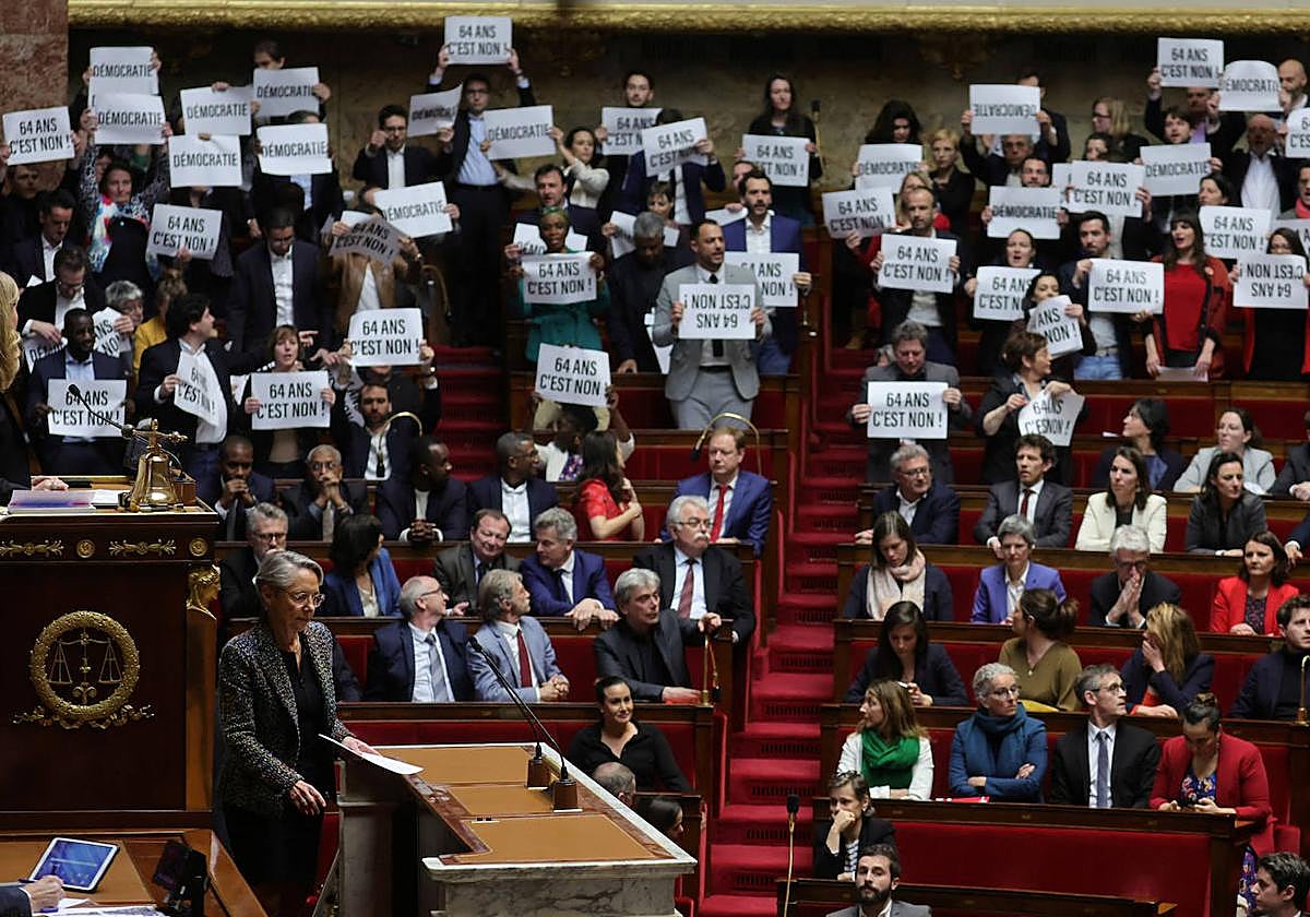 Numerosos diputados encabezados por los representantes de La Francia Insumisa expresaron su oposición entonando La Marsellesa.