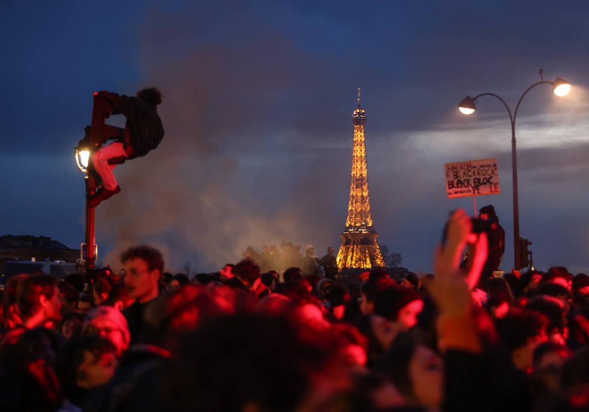 Las manifestaciones y los disturbios tras el 'decretazo' de Macron han incendiado París.