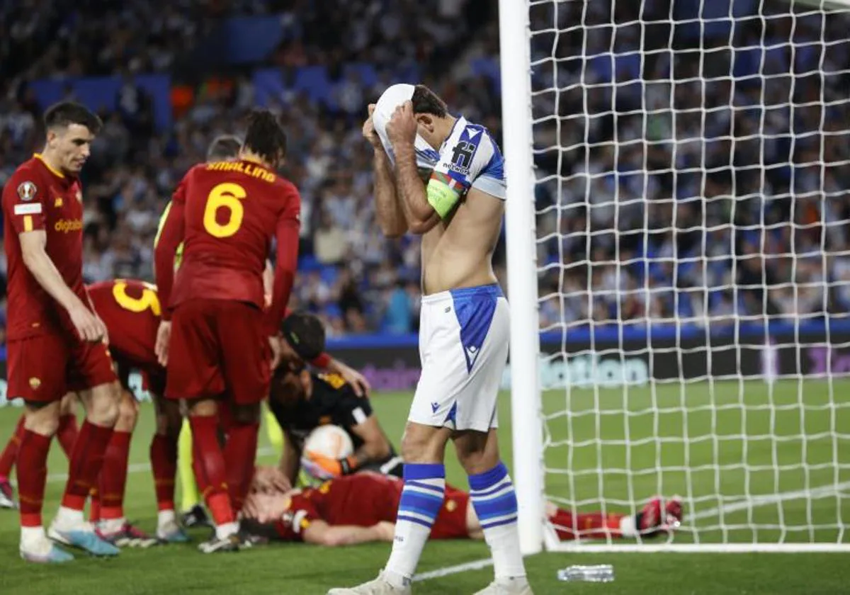 Mikel Oyarzabal se lamenta tras una ocasión fallada.