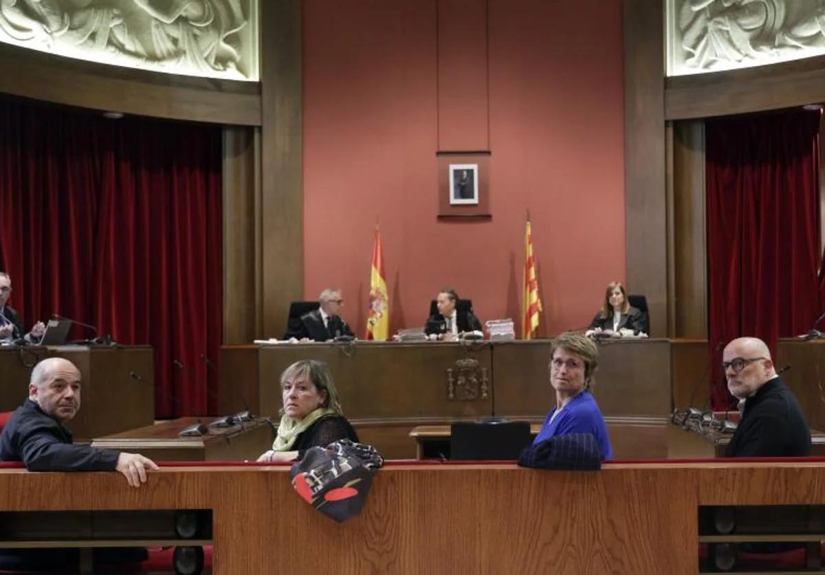 Los exmiembros de la Mesa del Parlament Anna Simó, Lluís Corominas, Ramona Barrufet y Lluís Guinó en la repetición de su juicio por presunta desobediencia en el Tribunal Superior de Justicia de Cataluña (TSJC).