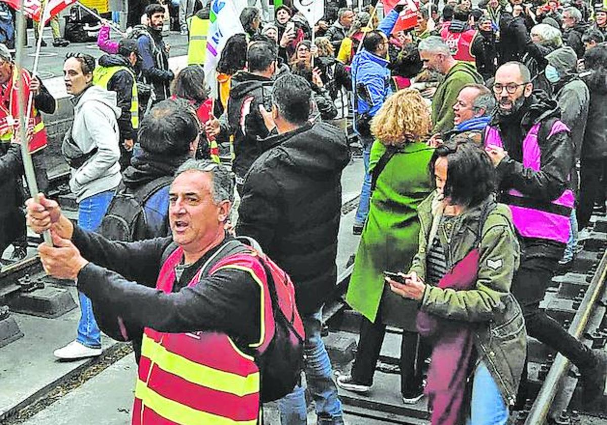 Sindicalistas ferroviarios se manifiestan en la estación de Burdeos.