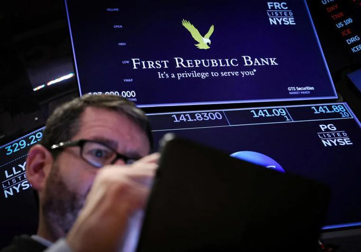 Un operador en Wall Street con pantallas de cotización del First Republic Bank.