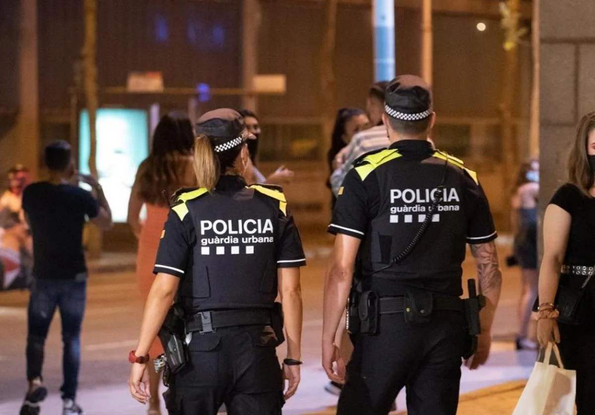 Una pareja de agentes de la Guardia Urbana de Barcelona en una patrulla por el centro de la ciudad.
